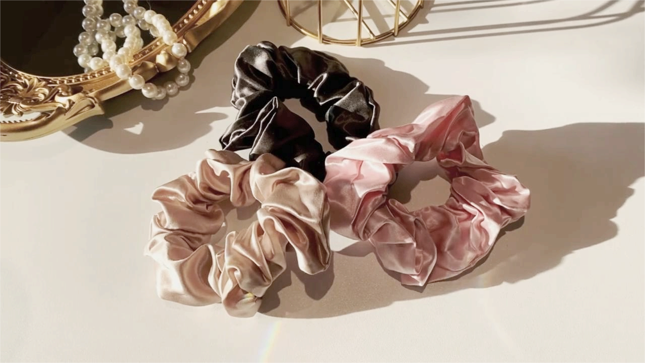 Chouchous en soie : l'accessoire cheveux doux et stylé